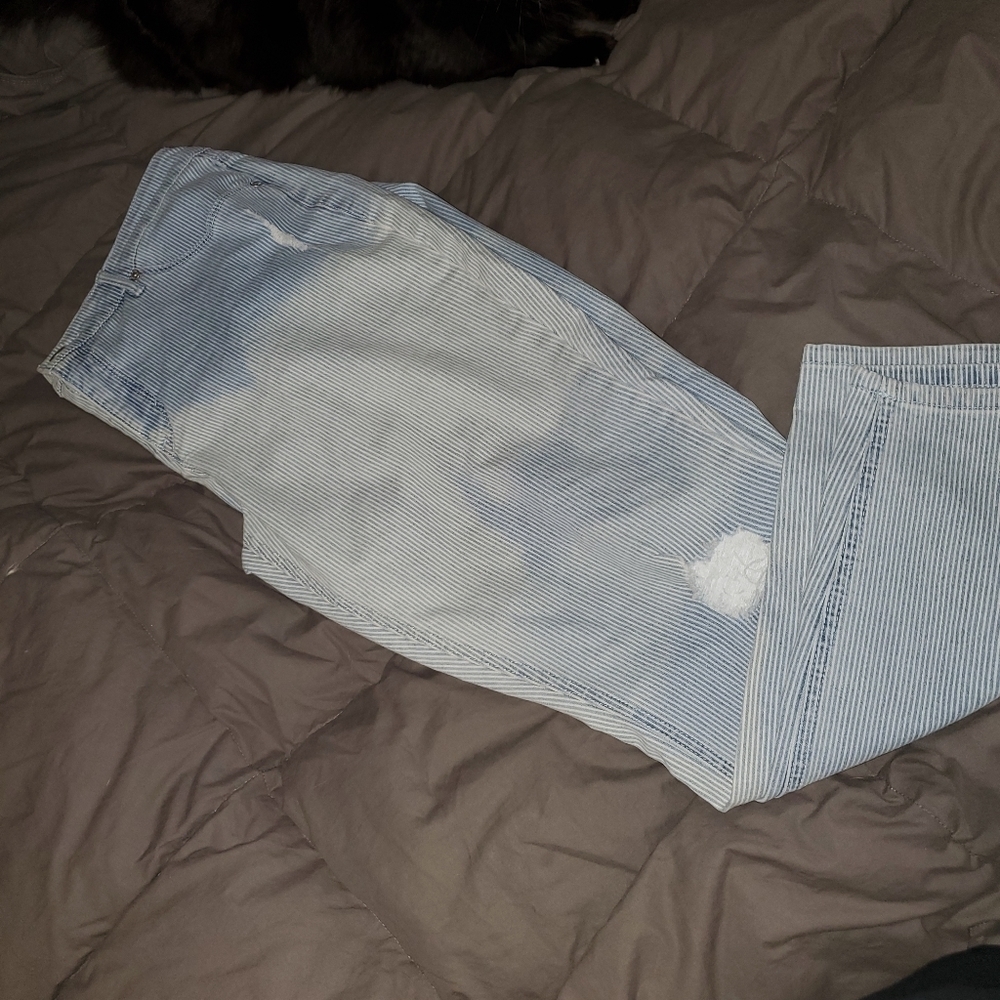 MIRACLEBODY lightly striped Capri pants